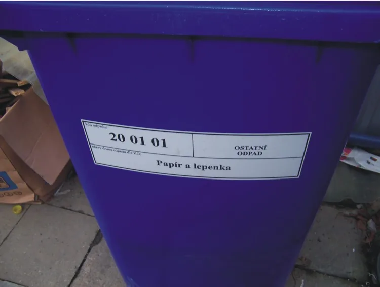 Modrá popelnice na papír a lepenku