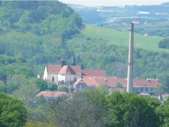 Městečko s kostelem a továrním komínem