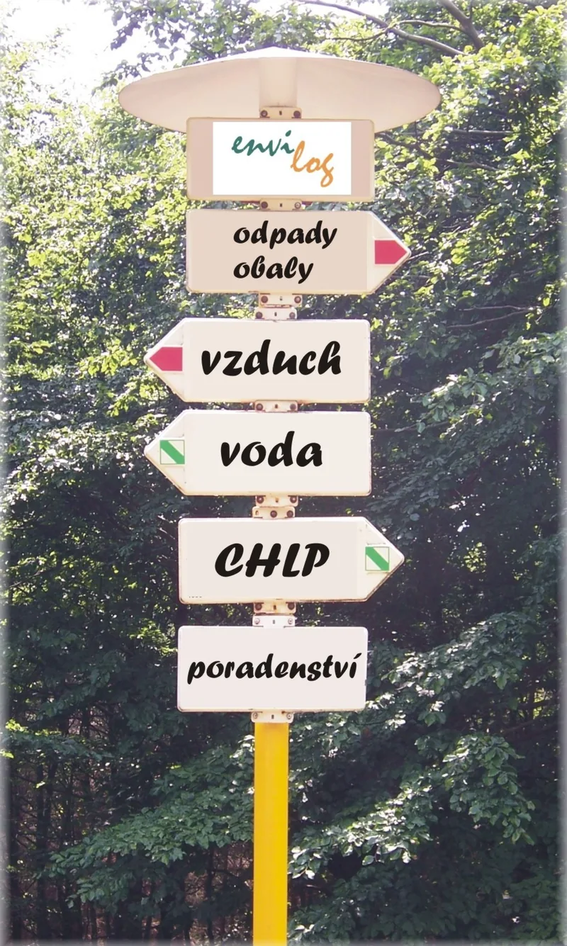 Dřevěný rozcestník v lese s ukazateli: odpady a obaly, vzduch, voda, CHLP, poradenství